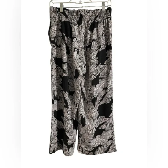 Black and White Flowy Capri Leaf Print Pants Size Small - Picture 3 of 4